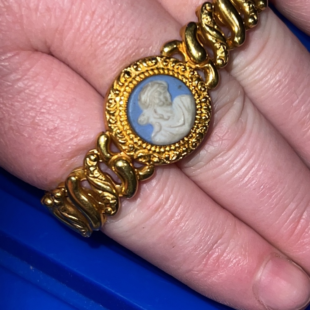 Vintage “American Queen” Pitman & Keel Goldtone & Blue cameo expansion bracelet - Picture 3 of 16